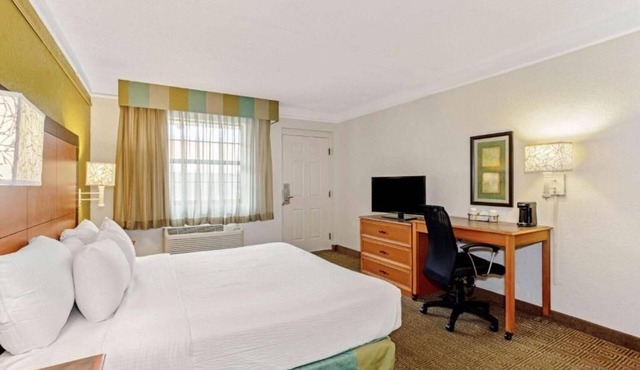 Deluxe King | La Quinta Inn Orlando Airport West | Close to Parks and MCO