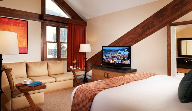 Deluxe King Room at Stunning Complex with Sauna