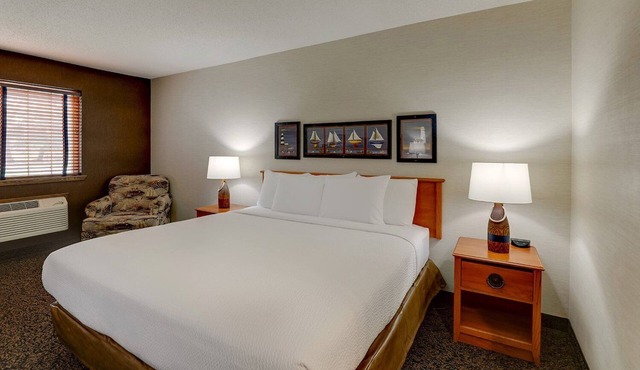 Deluxe King Room in Stoney Creek Peoria! Easy I-74 Access, On-site Parking