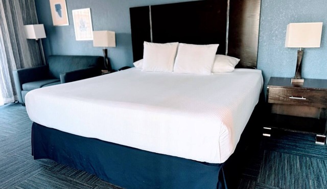 Deluxe King Room Near Seal Beach Pier, Shops and Surf Lessons with Parking