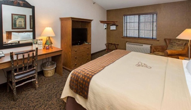 Deluxe King Room w/Heated Pool, Hot Tub & Breakfast | 4mi to Lake Onalaska