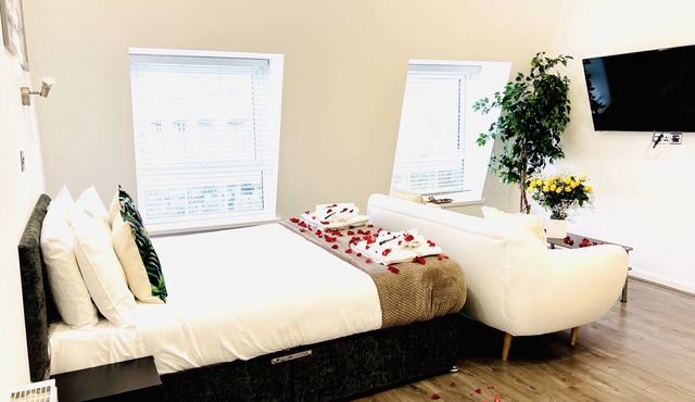 Deluxe King Studio- private en-suite with shower