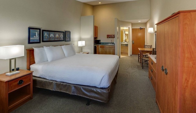 Deluxe King with Private Balcony in Peoria! Stoney Creek, Free Breakfast
