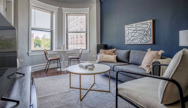 Deluxe Lakeview 1BR, nr Wrigley Field & Lake Michigan, by Blueground