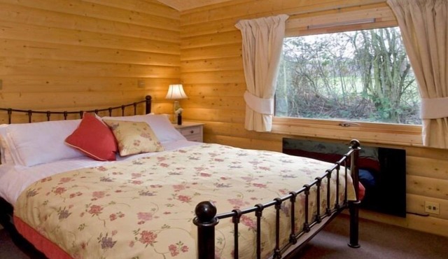 Deluxe Lodge with River view and Garden at Cherbridge Lodges – Riverside lodges