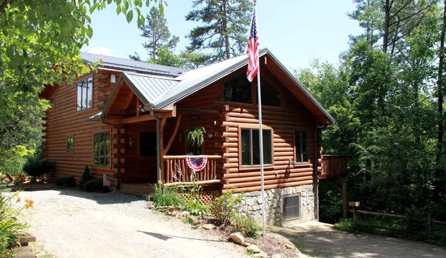 Deluxe Log Cabin with a Hot Tub in the Smoky Mountains of North Carolina