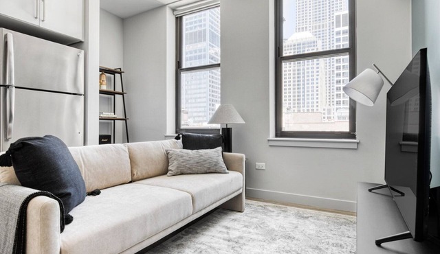 Deluxe Loop 1BR w/Gym, Roof & Lounge, same block as L, by Blueground