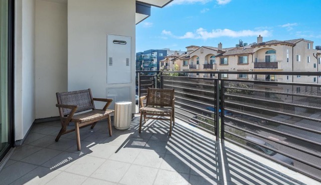 Deluxe Modern 2-bedroom Condo with Roof Deck!
