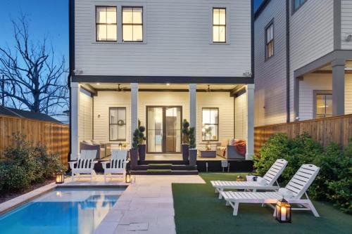 Deluxe Modern Home Heated Pool & Game Room