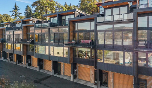 Deluxe modern townhome with big Columbia River Views in Downtown Hood River,!