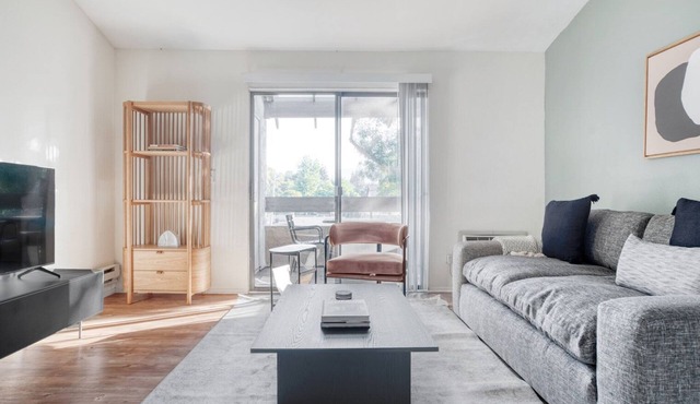 Deluxe Mountain View 1BR w/Gym, Pool & W/D, nr downtown, by Blueground