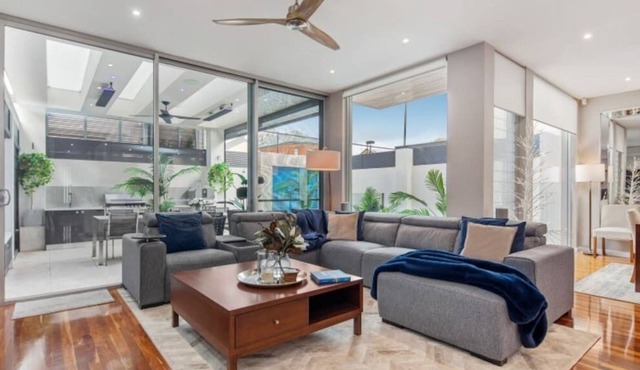 DELUXE Norwood, 3 bdrms, pool, wifi sleeps 6