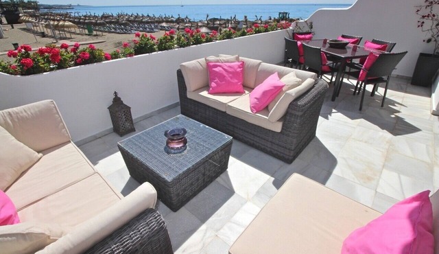 Deluxe On The Beach Apartment with Sea View, Wi-Fi, and Air Conditioning