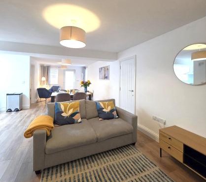 Deluxe One Bed Flat at Dawe Luxury Suites - An Entire Apartment near Ely Cathedral & Train Station - Ideal Gateway to Explore Ely, Cambridge, Norfolk & London - Sleeps up to 4