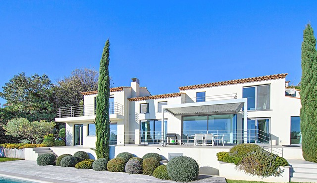 Deluxe property with top equipment and a panoramic landscape and sea view