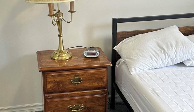 Deluxe Queen bed-size room in a Family house