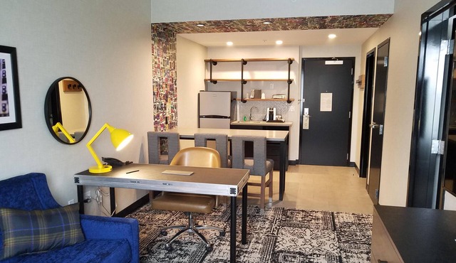 Deluxe Queens ADA Hearing and Mobility Accessible w/roll-in shower -Free Wifi