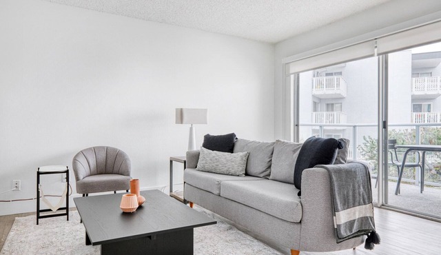 Deluxe Redondo Beach 1BR w/Pool, Gym & W/D, walk to Beach, by Blueground