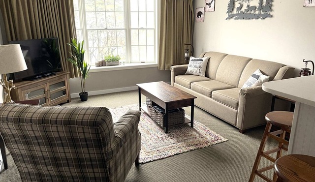 Deluxe Redone Country Inn Suite at Jiminy-Sleeps 4 - Ski On/Off at Mountain Base