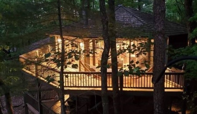 Deluxe Romantic Couples Retreat inside Big Canoe with Hot Tub!