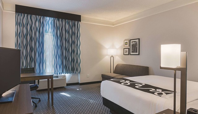 Deluxe Room Near UCF w/Breakfast & Pool – Ideal for Orlando Park Exploration