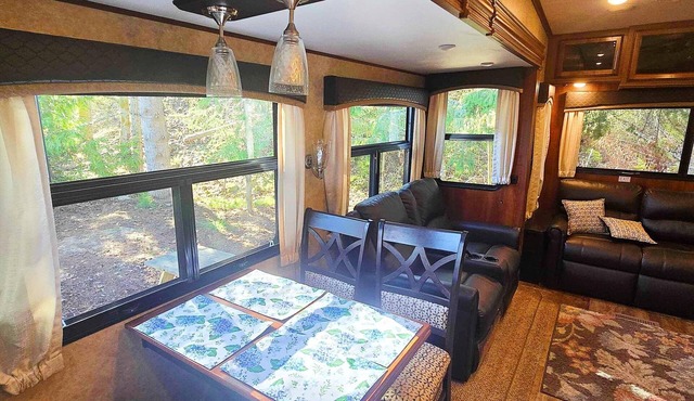 Deluxe RV Rental - The Eagle (Sleeps 6) - Stay in Style at the Gateway to Olympic National Park