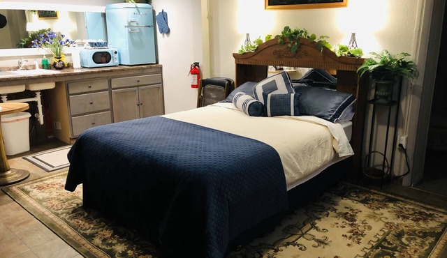 Deluxe Single Queen Suite Futon & Kitchenette