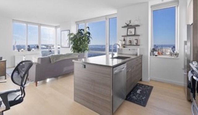 Deluxe Sky High Suite