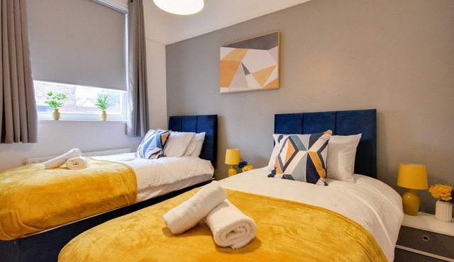 Deluxe Spacious 2BD Flat Free Parking Fast Wi Fi