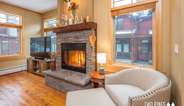 Deluxe Spanish Peaks Townhome! Private Patio with Hot Tub, Views, 15min Drive to