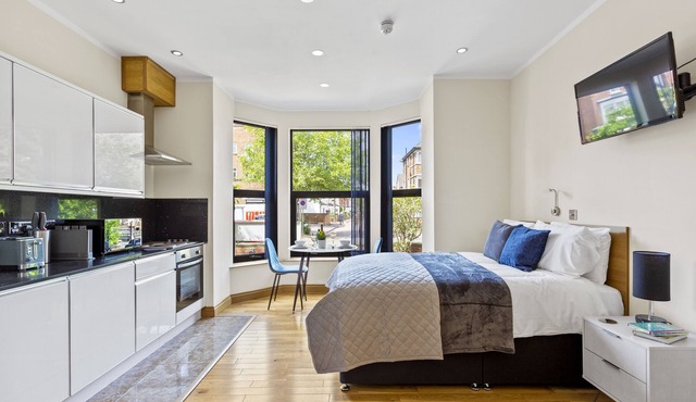 Deluxe Studio Apartment with Free Parking and Wi-Fi