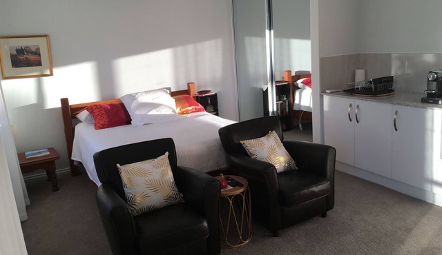 DELUXE STUDIO IN THE ADELAIDE HILLS