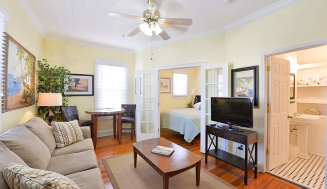 DELUXE STUDIO QUEEN ROOM 7 AT OLD COLORADO INN