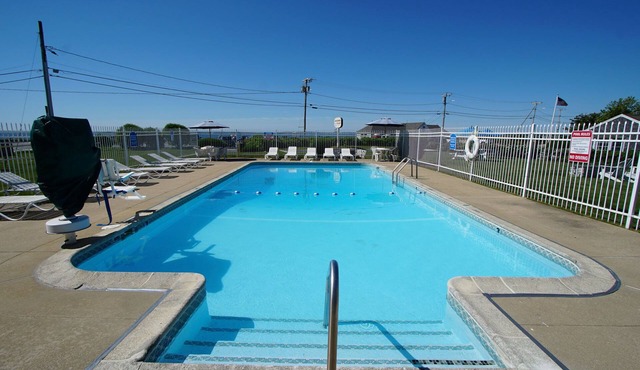 Deluxe Studio Steps From Surf Drive