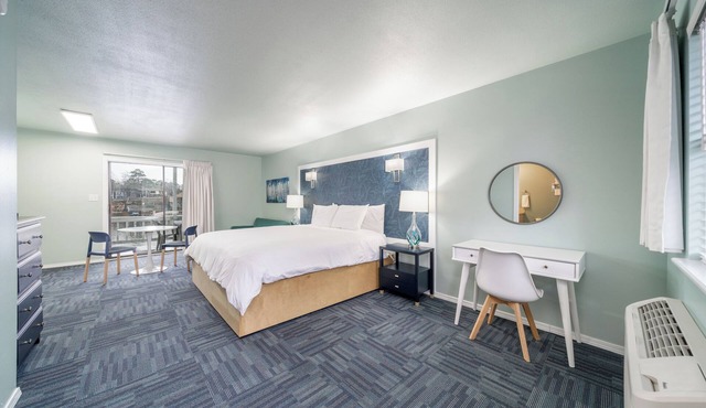 Deluxe Studio Suite, 1 King Bed, Lake View, Upper Floor