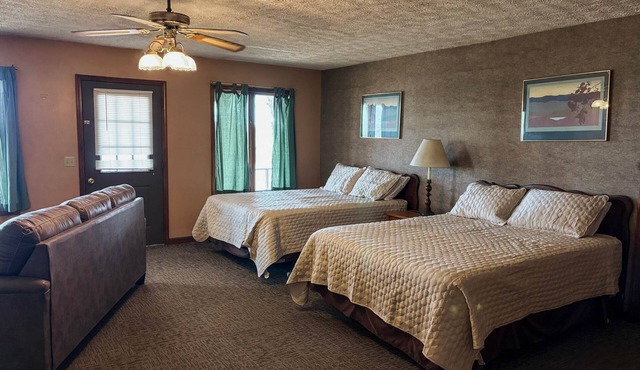 Deluxe Suite w/Full Kitchen on the River Bluff