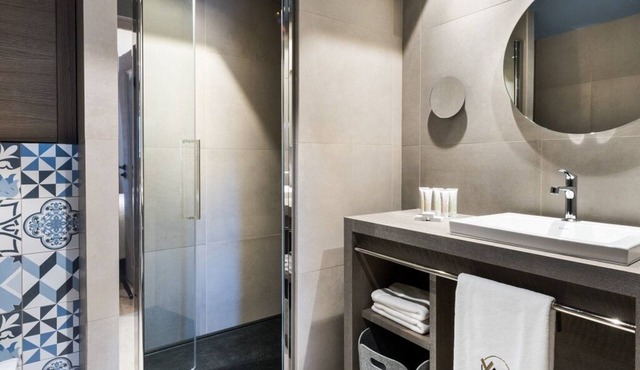 Deluxe suite jacuzzi sauna spa