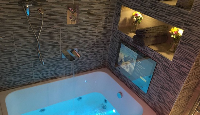 Deluxe Suite Jacuzzi at Livit Serviced Apartments