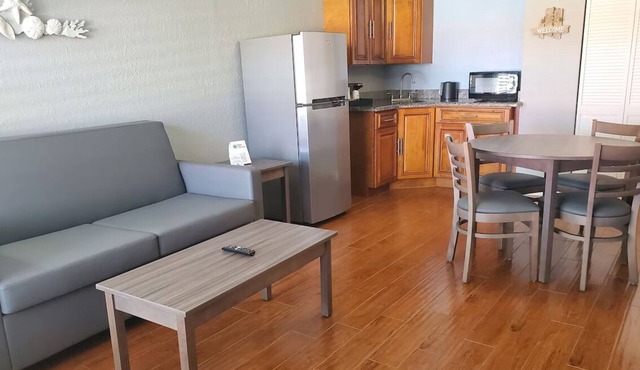 Deluxe Suite w/Kitchen | Vero Beach Inn and Suites | with Outdoor Swimming Pool