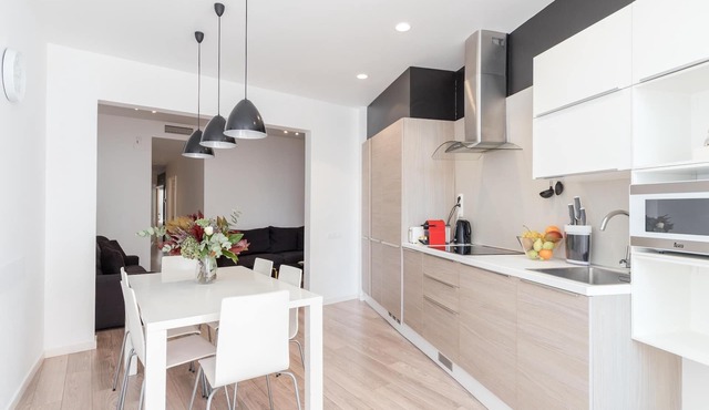 DELUXE THREE BEDROOM APARTMENT