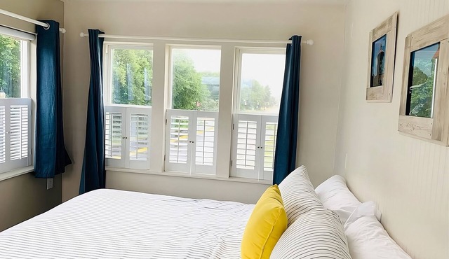 Deluxe Three Bedroom with Kitchen at Boardwalk Cottages, Full Kitchen, Parking