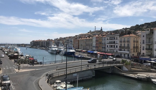 Deluxe three bedrooms flat in Sete front of "royal canal"