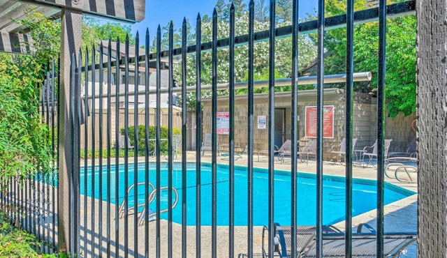 Deluxe Townhome w/Deck, 2 Mi to Downtown Modesto!