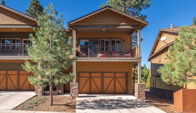 Deluxe Truckee Townhome Dog Friendly A+ Amenities Close to Slopes & Town
