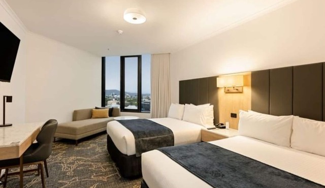 Deluxe Twin Room w Balcony CBD Brisbane