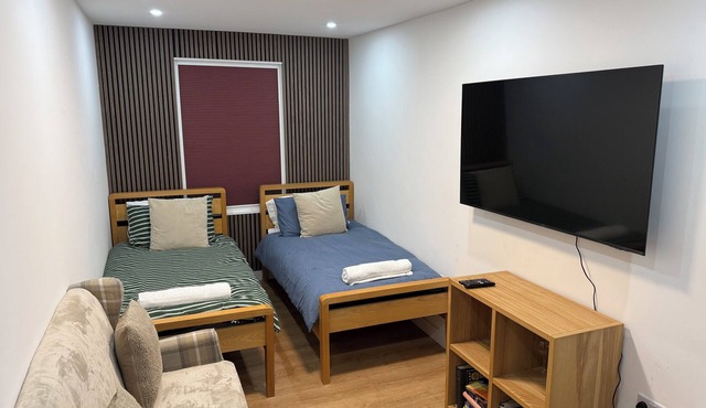 Deluxe Twin Room with Shared Kitchen & Bathroom Access - For 2 Guests