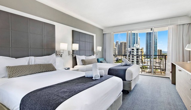 Deluxe Twin Studio in Surfers Paradise - CoastHM