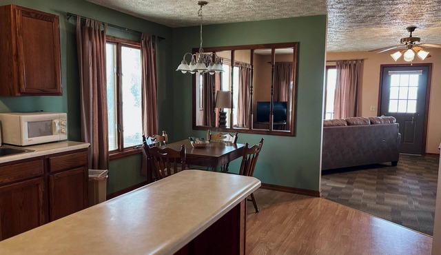 Deluxe Two Bedroom Bungalow w/Full Kitchen & View!