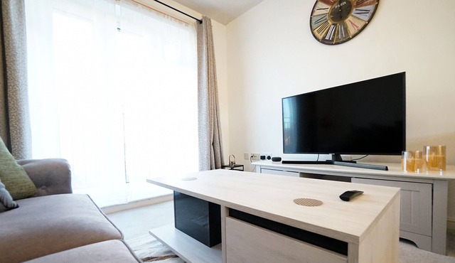 Deluxe Two Bedroom Serviced Apartment by Hampshire Stays - Southampton Eastleigh
