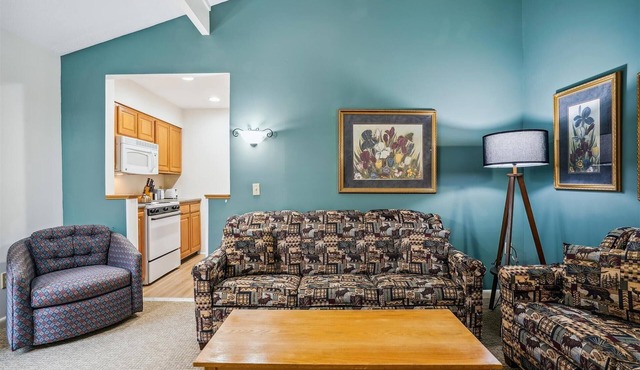 Deluxe Two Bedroom Suite on 2nd floor with outdoor heated pool 20708